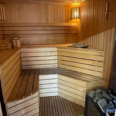с сауной вблизи парома и аэропорта Vakantiehuis Sandefjord